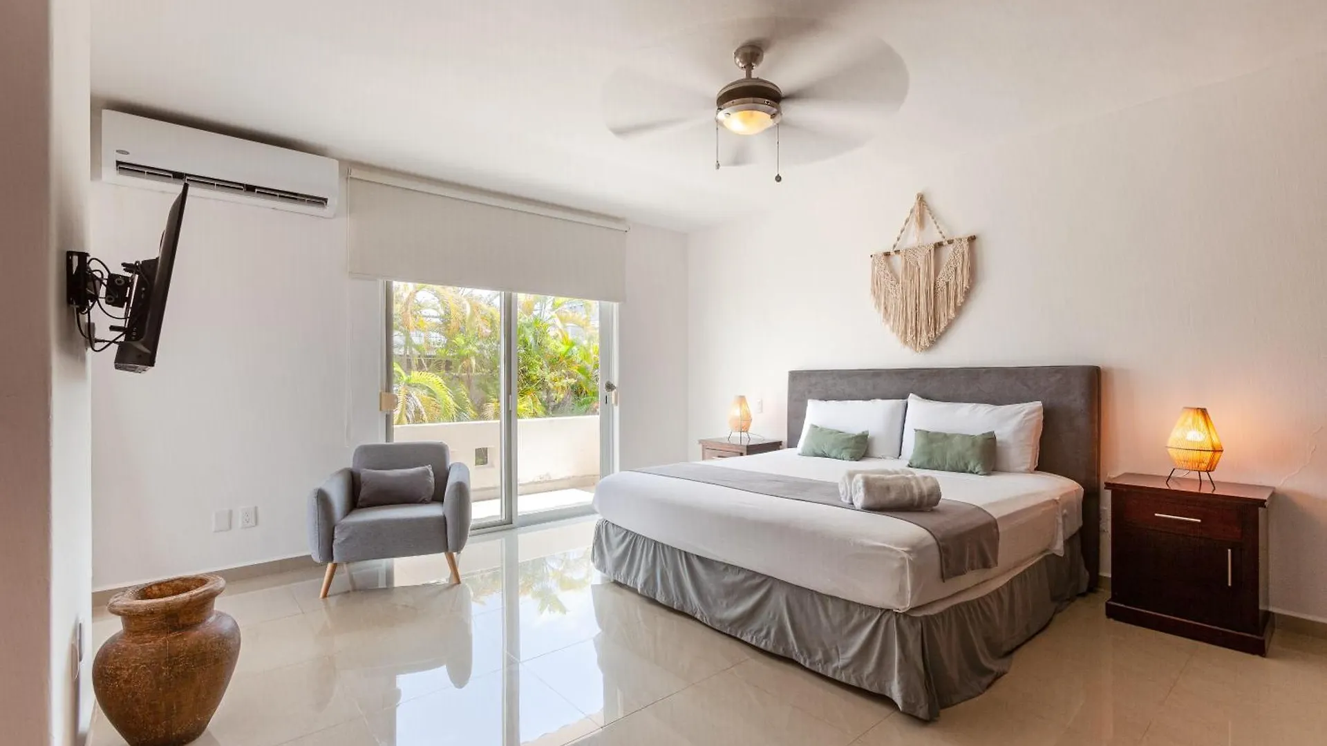 Via Tendenza Condos プレヤデルカーメン