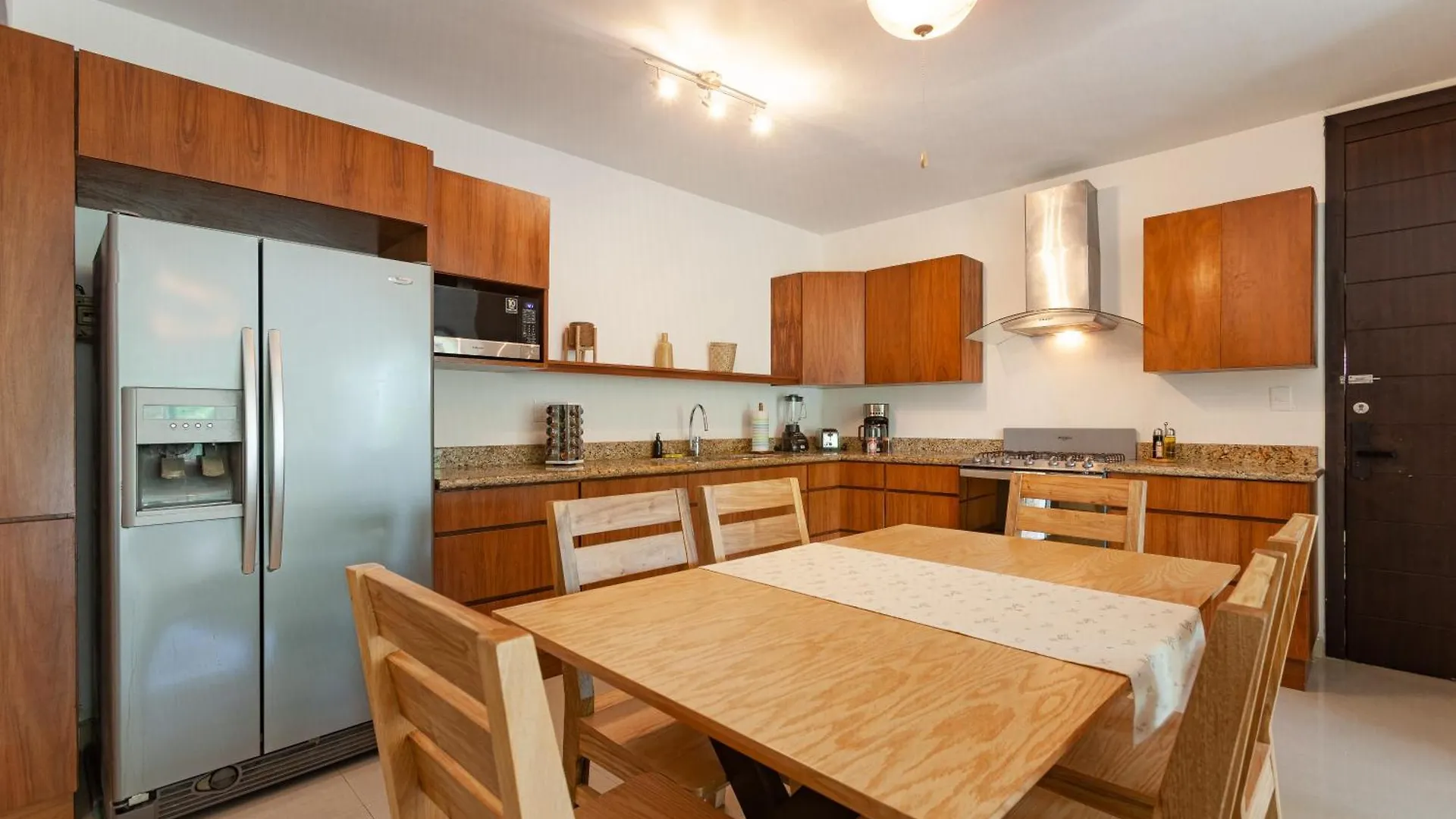 アパート Via Tendenza Condos プレヤデルカーメン